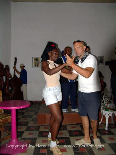 2004 Cuba, Santiago de Cuba, Patio de la Trova, DSC01263 B_B720